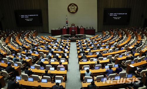 【서울=뉴시스】홍효식 기자 = 이낙연 국무총리가 15일 오후 서울 여의도 국회 본회의장에서 열린 제360회 국회(임시회) 제2차 본회의에 참석해 2018년도 제1회 추가경정예산안에 대한 정부의 시정연설을 하고 있다. 2018.05.15.  yesphoto@newsis.com