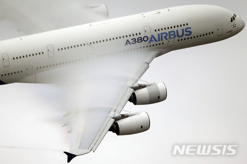 【파리=AP/뉴시스】2015년 6월18일 파리 에어쇼에 나선 에어버스의 A380기 날개 주변에 김(수증기)이 형성되고 있다. 2018.5.16
