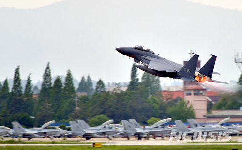 [광주=뉴시스] 광주 공군 제1전투비행단 활주로에서 전투기가 이륙하고 있다. hgryu77@newsis.com