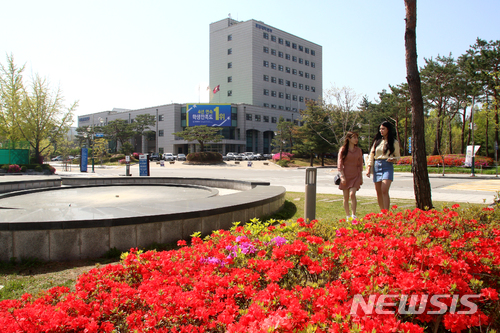 제자 4명과 대낮 술판 벌인 충북대 교수 해임 