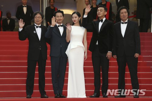 Producer Jun-dong Lee, from left, actors Steven Yeun, Jong-seo Jeon, Ah-in Yoo, and director Chang-dong Lee pose for photographers upon arrival at the premiere of the film &#039;Burning&#039; at the 71st international film festival, Cannes, southern France, Wednesday, May 16, 2018. (Photo by Joel C Ryan/Invision/AP)