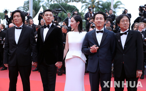 (180517) -- CANNES, May 17, 2018 (Xinhua) -- (R to L) Producer Lee Jun-dong, actor Steven Yeun, actress Jeon Jong-seo, actor Yoo Ah-in and director Lee Chang-dong pose on the red carpet during the premiere of the film &quot;Burning&quot; at the 71st Cannes International Film Festival in Cannes, France, on May 16, 2018. The 71st Cannes International Film Festival is held from May 8 to May 19. (Xinhua/Luo Huanhuan) (zxj)