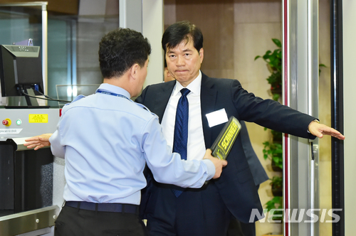 【서울=뉴시스】고승민 기자 = 김태한 삼성바이오로직스 대표이사가 17일 오후 서울 세종대로 정부서울청사 금융위원회에서 열린 삼성바이오로직스의 분식회계 여부를 가려내는 감리위원회에 소명하기 위해 금융위로 출석하고 있다. 2018.05.17.  photo@newsis.com