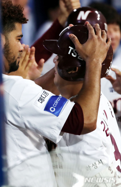 【서울=뉴시스】박주성 기자 = 17일 오후 서울 고척스카이돔에서 열린 2018 KBO 리그 KIA 타이거즈 대 넥센 히어로즈의 경기, 4회말 투아웃 주자 1루에서 넥센 김민성이 동점 투런 홈런을 치고 선발 투수 로저스와 기쁨을 나누고 있다. 이날 김민성은 500타점을 달성했다. 2018.05.17. park7691@newsis.com