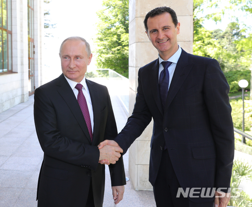 【소치=AP/뉴시스】2018년 5월 정상회담한 블라디미르 푸틴 러시아 대통령(왼쪽)과 바샤르 알 아사드 시리아 대통령. 2018.5.17.