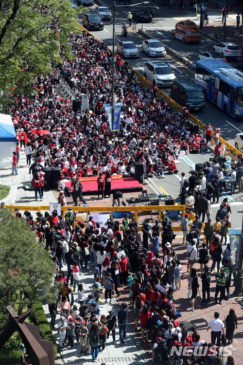 [종합]"몰카 성차별 수사 규탄"…여성 1만명 시위 '붉은 물결'