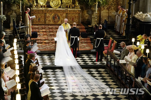 【런던=AP/뉴시스】19일(현지시간) 영국 윈저성에 있는 세인트 조지 교회에서 해리 왕자와 메건 마클의 '세기의 결혼식'이 열리고 있다.  2018.05.19 