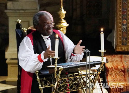 【런던=AP/뉴시스】19일(현지시간) 영국 윈저성에 있는 세인트 조지 교회에서 해리 왕자와 메건 마클의 '세기의 결혼식'이 열리는 가운데 성공회 최초의 흑인 주교(시카고)인 마이클 커리 신부가 설교를 하고 있다. 2018.05.20