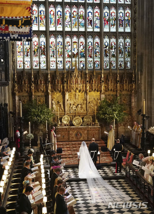 【런던=AP/뉴시스】19일(현지시간) 영국 윈저성에 있는 세인트 조지 교회에서 해리 왕자와 메건 마클의 '세기의 결혼식'이 열리고 있다.  2018.05.19 