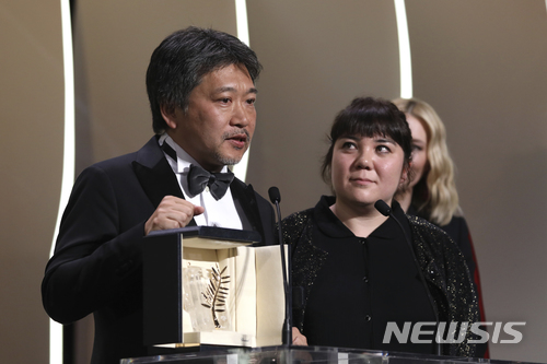 【칸=AP/뉴시스】19일(현지시간) 일본 고레에다 히로카즈 감독이 칸영화제 시상식에서 수상소감을 말하고 있다. 고레에다 감독의 영화 '만비키 가족(Shoplifters)' 이 제71회 칸국제영화제 황금종려상을 수상했다. 2018.05.20 