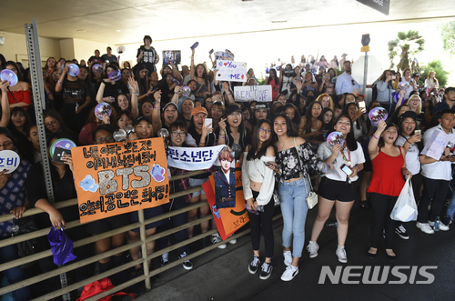 [서울=AP/뉴시스] 한국어 플래카드를 들고 방탄소년단을 응원하는 해외 아미들.