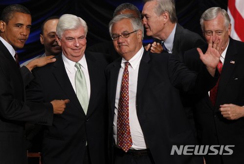 [워싱턴=AP/뉴시스] 민주당의 크리스 도드(왼쪽) 상원의원과 바니 프랭크(오른쪽) 하원의원. 2010.07.21.