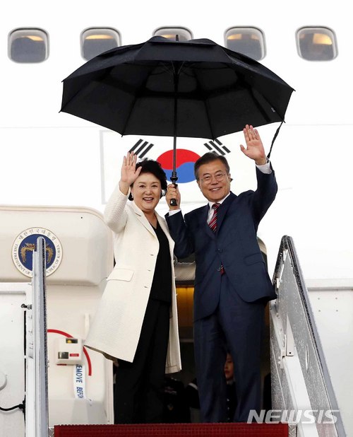 【워싱턴(미국)=뉴시스】전진환 기자 = 문재인 대통령과 김정숙 여사가 22일(현지시각) 미국 워싱턴DC 인근 앤드루스 공군기지에서 전용기에 올라 환송 인사들을 향해 인사하고 있다. 이날 비가 많이 내려 문 대통령이 직접 우산을 들고 있다. 2018.05.23. amin2@newsis.com