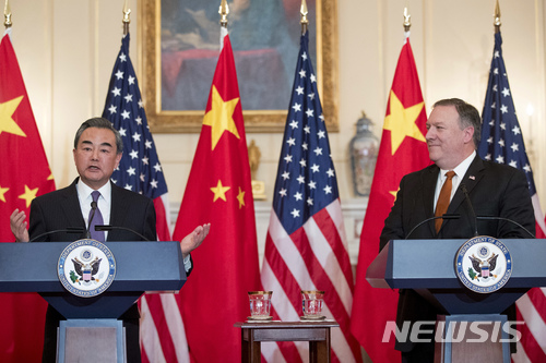 【워싱턴=AP/뉴시스】마이크 폼페이오 미국 국무장관과 왕이 중국 외교부장이 23일(현지시간) 미국 국무부 청사에서 회담을 마친 뒤 공동기자회견을 하고 있다. 2018.05.24 