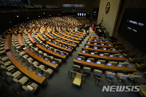 【서울=뉴시스】고승민 기자 = 지난 5월24일 오전 서울 여의도 국회에서 열린 제4차 본회의에 참석한 이낙연 국무총리가 대한민국 헌법 개정안 관련 발언을 하고 있다. 더불어민주당 의석을 제외한 야당 의석이 텅 비어 있다. 개헌안은 의결정족수 192명이 되지 않아 투표가 성립되지 않을 것으로 예상된다. 2018.05.24. kkssmm99@newsis.com