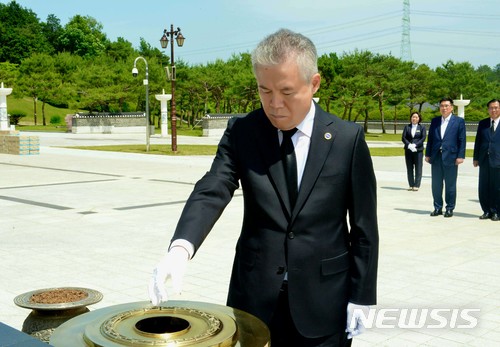 【서울=뉴시스】 박종환 한국자유총연맹 총재가 24일 오후 광주시 북구 국립5·18민주묘지를 참배하고 있다. 2018.05.24. (사진=한국자유총연맹 제공) photo@newsis.com