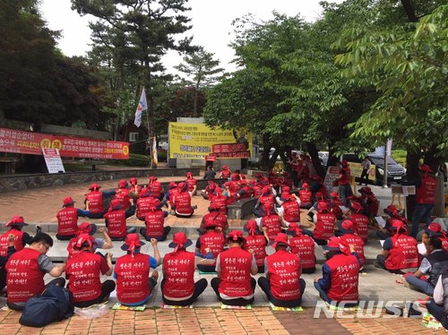 【수원=뉴시스】 김경호 기자 = 한정면허 공항버스 업체인 경기공항리무진의 노동조합(한국노총 경기공항리무진지부) 조합원들이 25일 오후 경기도청 앞에서 항의 집회를 하고 있다. 이들은 "경기도가 헌법에 보장된 기본권을 침해하고 노동자 생존권을 말살하는 행정을 하고 있다"고 규탄했다.2018.05.25.  