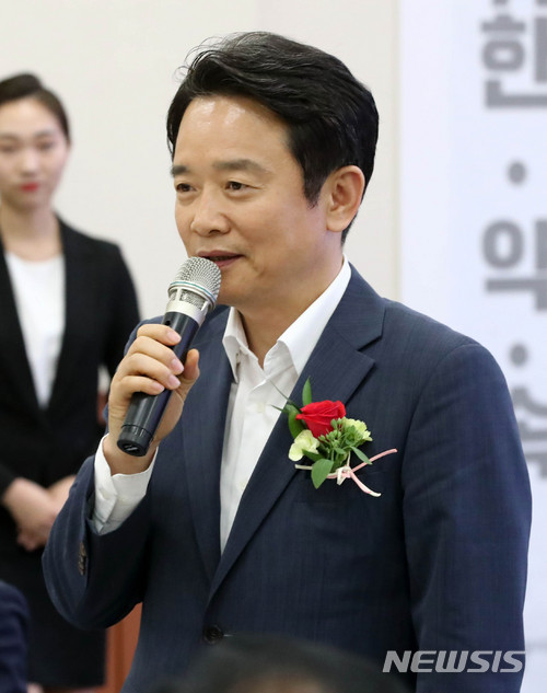 【수원=뉴시스】이정선 기자 = 남경필 자유한국당 경기지사 후보가 25일 오후 수원 경기도선거관리위원회에서 열린 제7회 전국동시지방선거 매니페스토 정책선거 실천 협약식에서 정책선거 다짐 한마디를 하고 있다. 2018.05.25.  ppljs@newsis.com