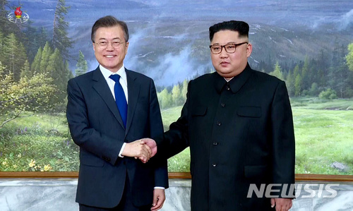 【서울=뉴시스】 문재인 대통령과 김정은 국무위원장의 두 번째 정상회담. (사진=뉴시스 DB)