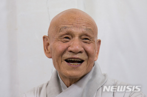 【서울=뉴시스】 지난 26일 오후 신흥사에서 세수 87세로 입적한 오현스님. 스님은 한국문단을 대표하는 시조시인이었다. (사진제공=조계종)