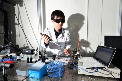 【서울=뉴시스】KIST 센서시스템연구센터 김재헌 박사팀의 박병호 연구원이  인간의 눈을 모사한 생체소자를 개발해 시각신호를 테스트 하고 있다. (사진= KIST 제공)