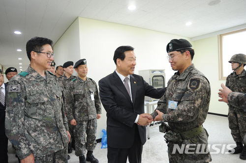 【서울=뉴시스】 동원훈련 참가자 격려하는 기찬수 병무청장. (뉴시스DB)