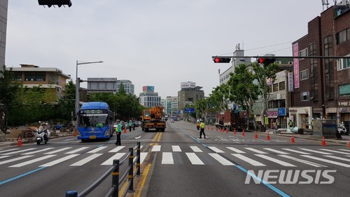 동작구 강남중 앞 육교 25년만에 철거 