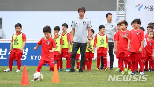 【서울=뉴시스】전신 기자 = 30일 서울광장에서 열린 레전드와 함께하는 축구클리닉에서 홍명보 대한축구협회 전무가 참석 어린이들을 대상으로 축구 수업을 하고 있다. 2018.05.30. photo1006@newsis.com