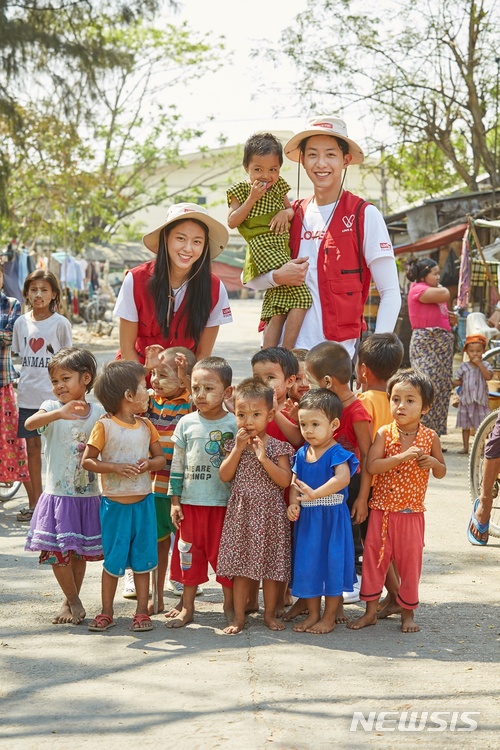 이정신과 그룹 AOA의 설현, 지난 2월 미얀마 껄로우 자원봉사 