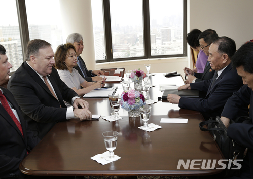 【뉴욕/AP=뉴시스】 김영철(오른쪽 앞에서 두번째) 북한 노동당 부위원장과 마이크 폼페이오(왼쪽 앞에서 두번째) 미국 국무장관이 31일(현지시간) 뉴욕에서 이틀째 회담을 이어가고 있다. 2018.05.31.