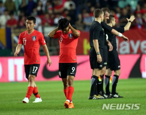 【전주=뉴시스】고범준 기자 = 2018 러시아월드컵을 앞둔 1일 오후 전북 전주시 전주월드컵경기장에서 열린 축구 국가대표 평가전 대한민국-보스니아 헤르체고비나의 경기, 3-1로 패한 한국 이승우가 아쉬워 하며 그라운드를 빠져 나가고 있다. 2018.06.01.  bjko@newsis.com