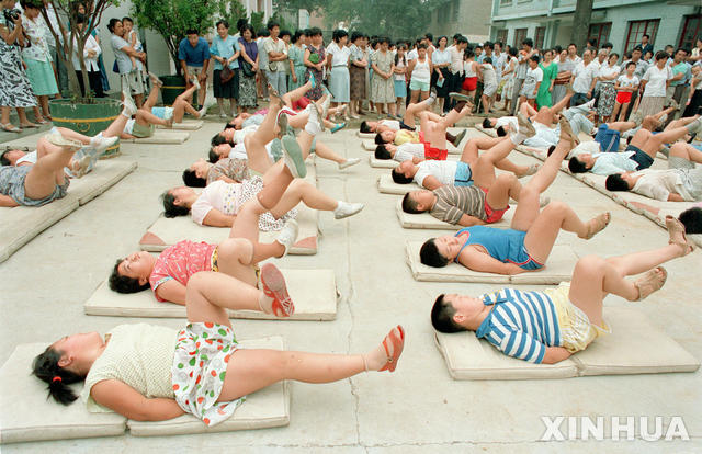 【베이징=신화/뉴시스】중국에서 최근 비만이 심각한 사회문제로 대두하고 있다. 사진은 1995년 촬영된 것으로, 중국 베이징에서 여름방학을 맞아 과체중 어린이들이 운동을 하고 있는 모습이다. 2018.06.02.