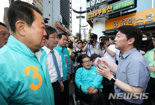 【서울=뉴시스】홍효식 기자 = 안철수(오른쪽) 바른미래당 서울시장 후보와 박주선, 유승민 공동대표가 3일 오후 서울 강남구 강남역 인근에서 만나 용산 붕괴 사고 관련 이야기를 나누고 있다. 2018.06.03. yesphoto@newsis.com