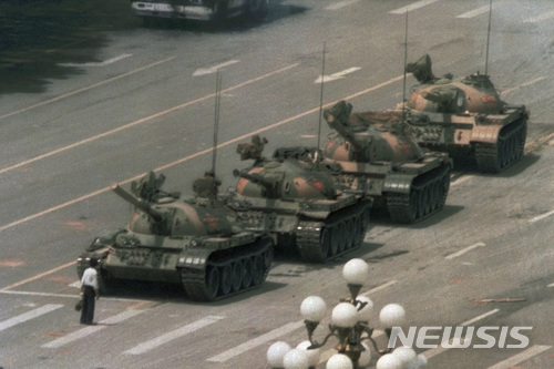 【베이징=AP/뉴시스】AP통신 사진기자 제프 와이드너가 찍은 사진으로, 지난 1989년 6월5일 중국 베이징(北京) 중심가 창안제(長安街)에서 한 남성이 맨몸으로 중국군 탱크들을 막아섰던 모습. 탱크맨이라는 별명이 생긴 이 남성은 '톈안먼 사태', 총칼을 향한 외로운 저항의 상징으로 전 세계적으로 널리 알려졌지만 정작 중국에서는 잘 알려져 있지 않다. 2018.06.04 
