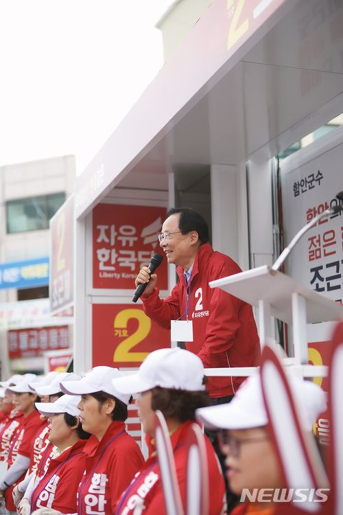 【함안=뉴시스】김기진 기자 = 5일 자유한국당 이주영 국회의원이 경남 함안군 가야읍 장터에서 유권자들을 향해 조근제 함안군수 후보에 대해 지지해 줄 것을 호소하고 있다. 2018.06.05. (사진=조근제 후보 제공) photo@newsis.com