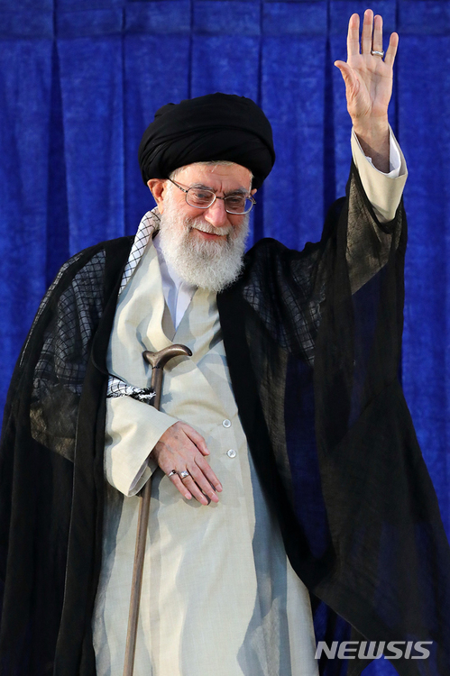 【테헤란=AP/뉴시스】이란의 최고지도자 아야톨라 알리 하메네이가 4일(현지시간) 테헤란에서 이란의 옛 최고지도자 루홀라 호메이니 타계 29주년을 기리는 행사에 참석해 인사하고 있다. 사진은 이란 최고지도자실이 제공했다. 2018.6.5.