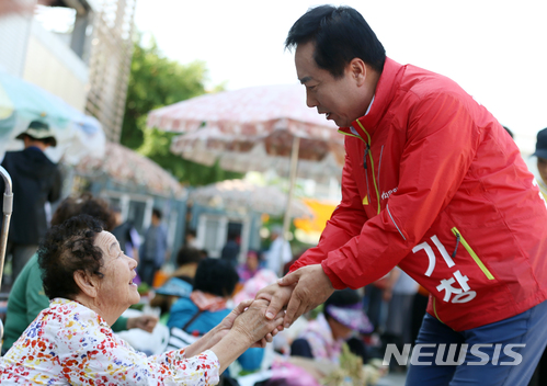  【안동=뉴시스】김진호 기자 = 권기창 자유한국당 경북 안동시장 후보는 8일 "생명산업을 지키는 농촌과 농민이 잘 살아야 모두가 행복하다"며 안동 농산물 통합마케팅센터 설립 등을 포함한 농축산업 재창조 공약을 제시했다.2018.06.08 (사진=권기창 후보 선거사무소 제공) photo@newsis.com