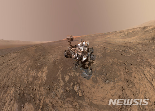 【NASA·AP/뉴시스】 미 항공우주국(NASA)의 화성 무인탐사선 큐리오시티가 화성의 토양과 대기에서 유기분자와 메탄을 발견했다고 학자들이 7일(현지시간)자 사이언스지 논문 2편을 통해 발표했다. 사진은 1월 23일 촬영된 화성의 큐리오시티 사진 . 2018.06.08
