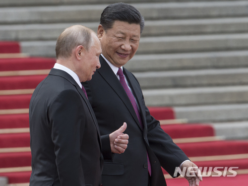 【베이징=AP/뉴시스】 8일 중국을 국빈 방문한 러시아의 블라디미르 푸틴 대통령과 시진핑 주석이 인민대회당 환영식에서 아주 친근하게 말을 주고받으며 의장대를 사열하고 있다. 2018. 6. 8.