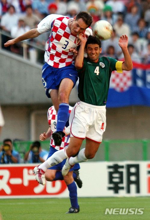 【모스코바=AP/뉴시스】 멕시코 수비수 라파엘 마르케스가 월드컵 5회 연속 출전에 성공했다. 2002년 한일 월드컵 크로아티아전에 출전한 마르케스(오른쪽).