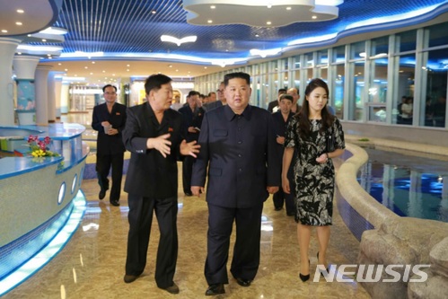 【서울=뉴시스】 김정은 국무위원장이 부인 리설주 여사와 함께 새로 건설한 평양 대동강수산물식당을 시찰했다고 북한 매체들이 9일 보도했다. 오는 10일 싱가포르에 도착할 것으로 알려진 김정은 국무위원장이 출국 직전 경제 행보를 보인 점은 경제발전 의지를 국제사회에 드러낸 제스처로 풀이할 수 있다. 2018.06.09. (출처=노동신문) photo@newsis.com