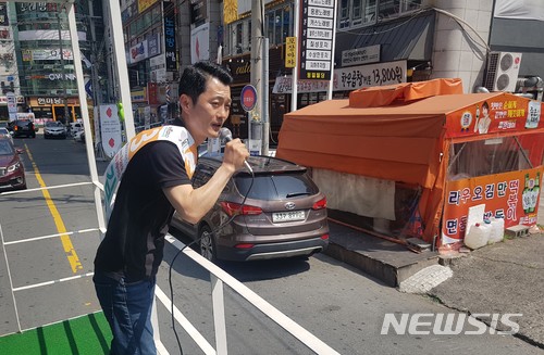 【창원=뉴시스】 홍정명 기자 = 지난 9일 오후 경남 창원시 마산합포구를 찾은 김유근 바른미래당 경남도지사 후보가 유세차량을 타고 이동하면서 게릴라 유세를 하고 있다.2018.06.10.(사진=김유근 후보 캠프 제공) photo@newsis.com