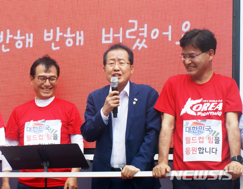  【천안=뉴시스】이종익 기자 = 자유한국당 홍준표 대표가 6·13 지방선거 공식 선거운동 마지막 주말인 10일 오후 천안의 신세계백화점 충청점 일원에서 한국당 충남지역 후보들과 함께 총력 유세를 펼쳤다. 홍준표 대표가 박상돈 천안시장 후보(왼쪽), 이창수 천안병 국회의원 보궐선거 후보 사이에서 유권자들에게 인사말을 하고 있다. 2018.06.10. 007news@newsis.com