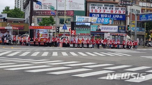 【포천=뉴시스】이경환 기자 = 6·13 지방선거 자유한국당 백영현 경기 포천시장 후보는 10일 포천시 송우사거리에서 시도의원 후보들과 합동 선거유세를 펼쳤다. 2018.06.10.(사진=백영현 후보 제공) lkh@newsis.com