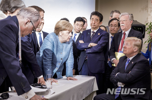 【라말베(캐나다 퀘벡주)=AP/뉴시스】주요 7개국(G7) 정상과 관료들이 9일(현지시간) 캐나다 퀘벡 라발베에서 열린 G7 정상회의에서 대화하고 있다. 독일 정부가 공개한 이 사진은 회의 당시 도널드 트럼프 미국 대통령(맨 오른쪽 하단)과 다른 정상들과의 불편한 분위기를 고스란히 보여준다. 2018.6.10 