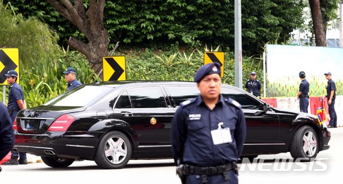 【싱가포르=뉴시스】조성봉 기자 = 북미정상회담을 이틀 앞둔 10일 오후 싱가포르 창이 국제공항 T2 VIP 콤플렉스에서 김정은 북한 국무위원회 위원장이 탄 차량이 숙소인 세인트 레지스로 향하고 있다. 2018.06.10. suncho21@newsis.com