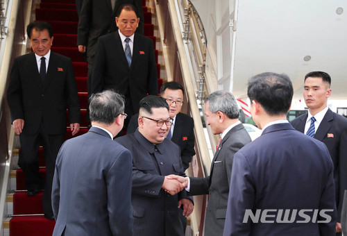 【싱가포르=뉴시스】조성봉 기자 = 북미 정상회담을 이틀 앞둔 10일 오후 김정은 북한 국무위원장이 싱가포르 창이공항에 도착, 에어차이나 항공기에서 내려 비비안 발라크리쉬난 싱가포르 외무장관과 악수하고 있다. 2018.06.10. (사진=싱가포르 통신정보부 제공)  photo@newsis.com