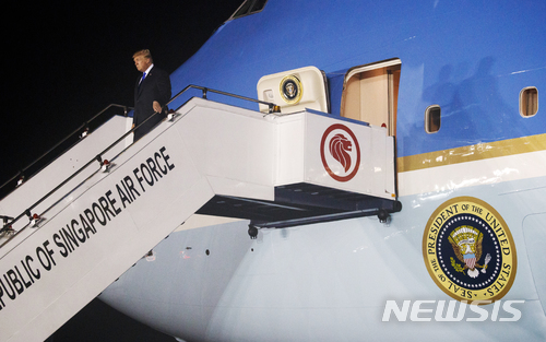 【싱가포르=AP/뉴시스】도널드 트럼프 미국 대통령이 북미정상회담을 위해 10일(현지시간) 오후 싱가포르 파야 레바르 공군기지에 도착해 전용기인 에어포스원에서 내려오고 있다.2018.06.10.