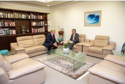 【서울=뉴시스】도널드 트럼프 미국 대통령(왼쪽)과 리셴룽 싱가포르 총리가 11일 대통령궁 이스타나에 내에서 단 둘만의 대화를 나누고 있다. 사진은 백악관의 소셜미디어 책임자인 댄 스캐비노 보좌관이 찍어 트위터에 올린 것이다. <사진출처: 댄 스캐비노 트위터> 2018.06.11 