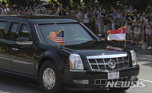 【싱가포르=AP/뉴시스】 도널드 트럼프 미국 대통령이 탄 전용차가 11일 싱가포르 대통령궁 이스타나로 향하고 있다. 전용차는 '캐딜락 원' 또는 '비스트(짐승이란 뜻)'란 별명을 가지고 있다. 2018.06.11